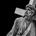 Sacred Statue Smashed — Israel Scrambles to Contain Fallout… A black and white statue of Christ carrying a cross with a sorrowful expression