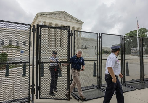 shutterstock_2043112790 Security officials at the Supreme Court gates.